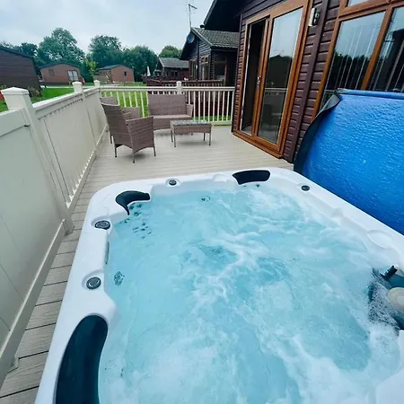 펜션 Ness With Hot Tub 맬튼