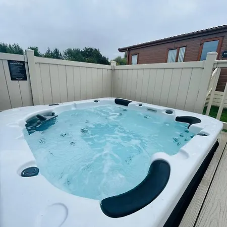 펜션 Ness With Hot Tub 맬튼